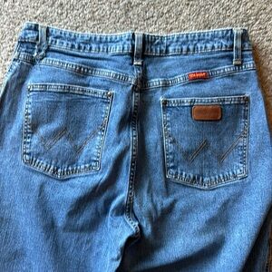 Wrangler high rise women’s jeans.  Size 11/36